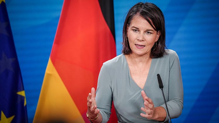 Vor der Lieferung der Marschflugkörper müssten eine Reihe technischer Fragen geklärt werden, sagt Baerbock. 