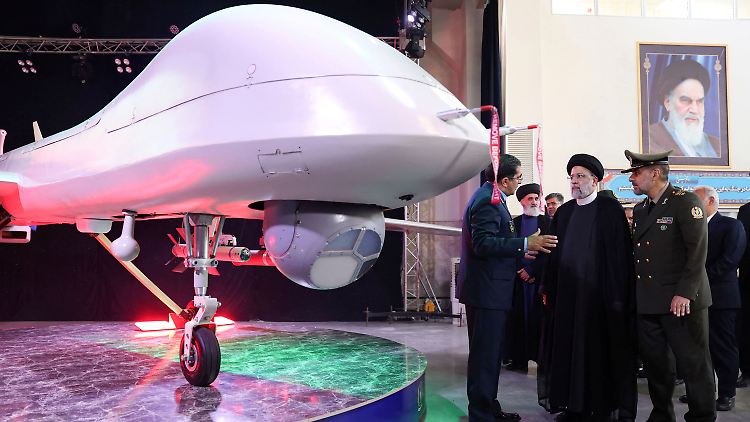 Irans Präsident Raisi besichtigte die neue Drohne und lobte die Rüstungsindustrie der Islamischen Republik.