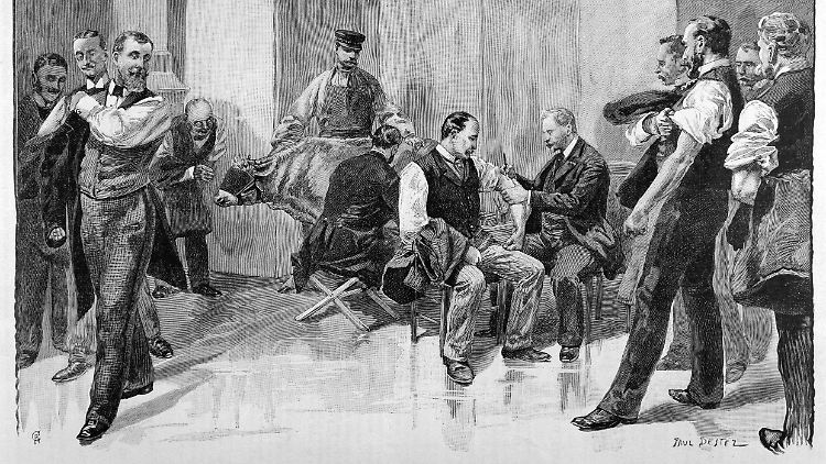 1894: Die Angestellten des Pariser "Hotel de Ville" (Rathaus) werden gegen Pocken geimpft, direkt von der Kuh.