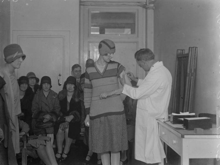 Impfung von Passagieren nach Frankreich in der Hauptverwaltung der Firma Cook, 1929.