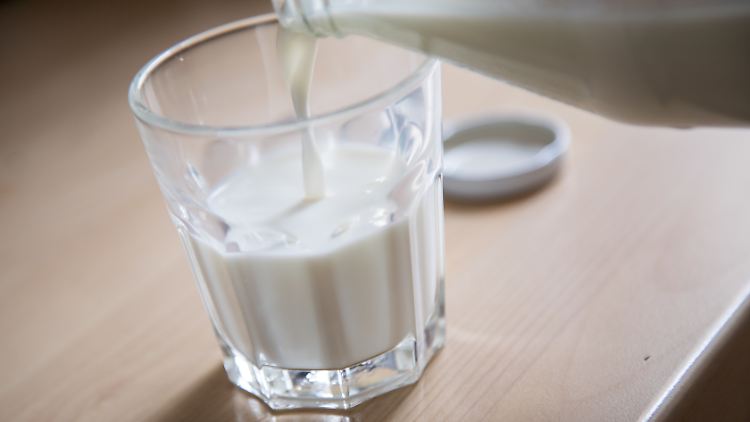 Morgens ein frisches Glas Milch trinken - Was in Deutschland quasi zur Kultur gehört, wird für immer mehr Menschen zum Problem.