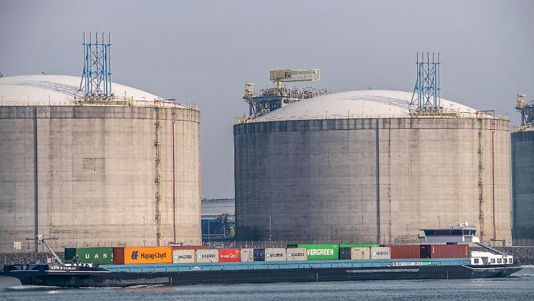 LNG-Importterminal-Tanks im Seehafen von Rotterdam.