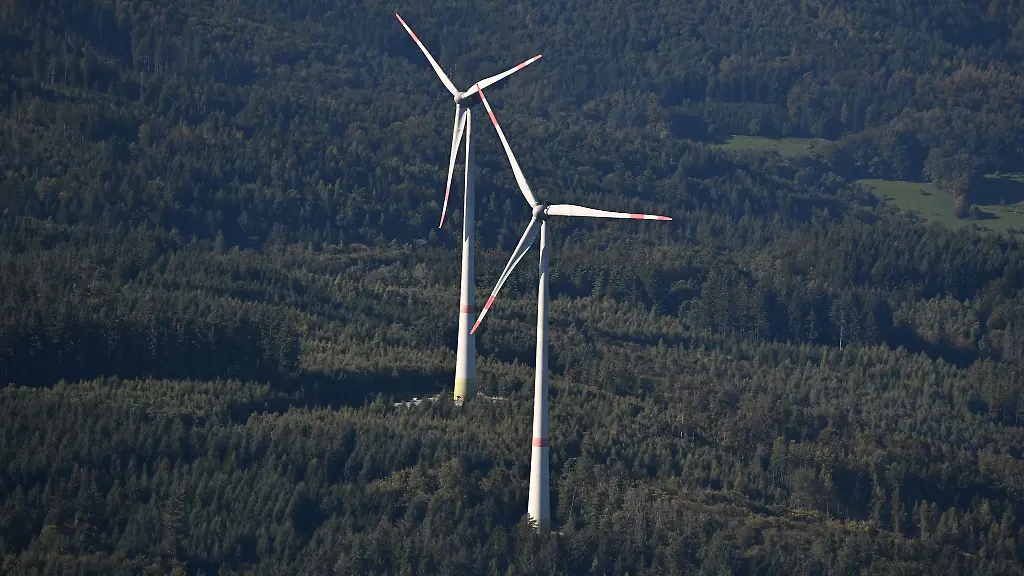 Windraeder-im-Odenwald-aufgenommen-aus-einem-Flugzeug