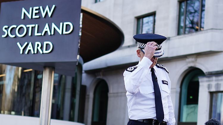 Bereits im Februar wurde ein Londoner Polizist wegen Vergewaltigungen zu 30 Jahren Haft verurteilt. Polizeichef Rowley musste sich vor der Presse erklären. 