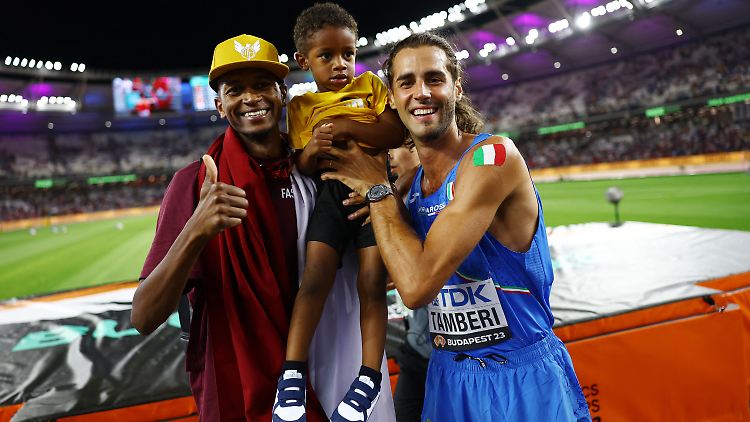 Unglaublich: Als dieses Foto von Mutaz Essa Barshim (links), seinem Sohn und Gianmarco Tamberi entsteht, läuft das WM-Finale im Hochsprung noch.