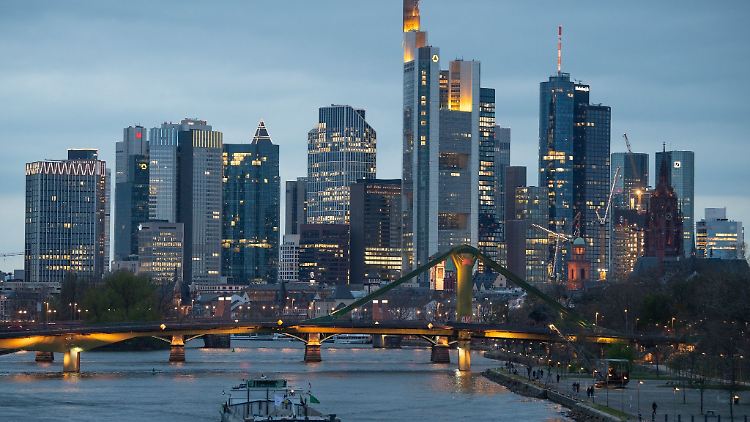 Banken und Sparkassen in Deutschland bieten immer weniger günstige Konten an.