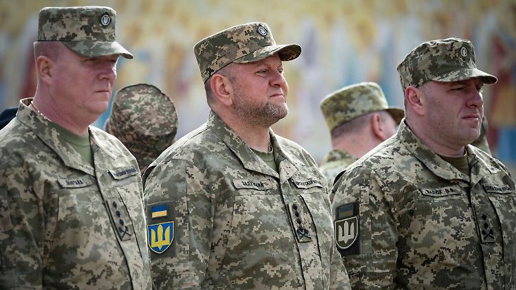 Walerij Saluschnyj (M.) ist Oberbefehlshaber der ukrainischen Streitkräfte. 