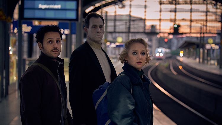 Reiner (Dimitrij Schaad, l.), der Tod (Marc Hosemann) und Sophia (Anna Maria Mühe) warten auf den Zug.