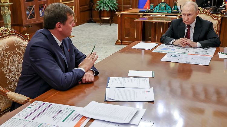 Kremlchef Wladimir Putin (r.) und der Chef der selbsternannten Volksrepublik Luhansk, Leonid Pasetschnik, bei dem Treffen im Kreml.