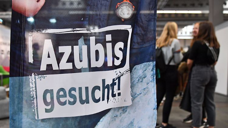 Viele Betriebe in Deutschland finden einer Umfrage zufolge nicht genügend Auszubildende.