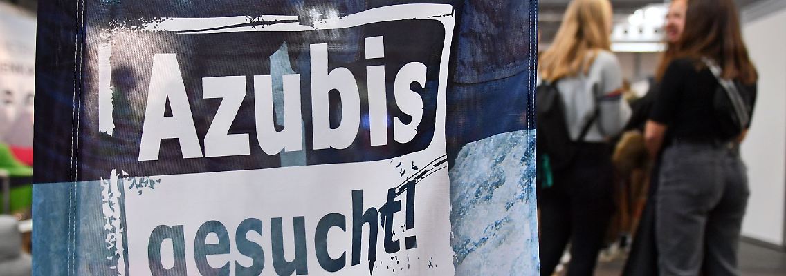 Viele Betriebe in Deutschland finden einer Umfrage zufolge nicht genügend Auszubildende.