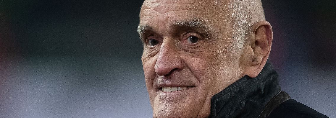 Martin Kind, Geschäftsführer von Hannover 96, steht bei einem Spiel im Stadion.