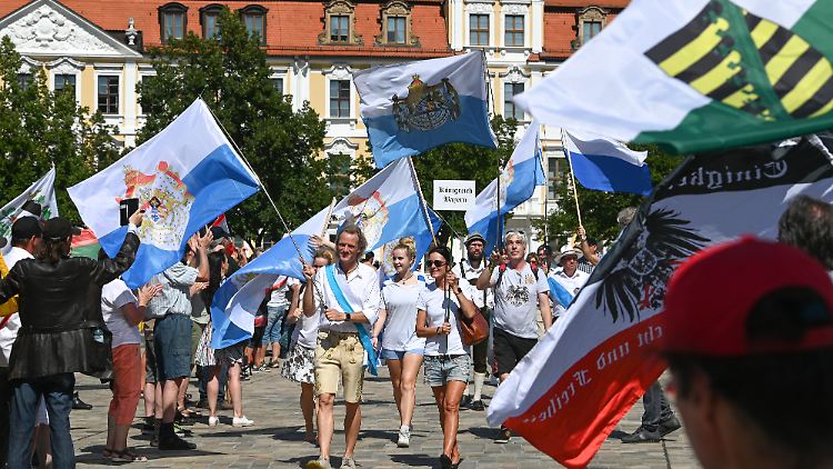 Eine Abordnung von sogenannten "Reichsbürgern" aus dem selbsternannten "Königreich Bayern" am 19. August 2023 auf dem Domplatz in Magdeburg.