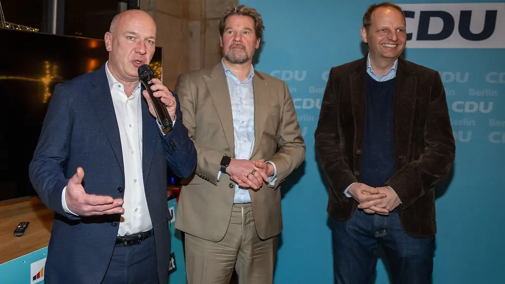 Kai-Wegner-l-r-CDU-Dirk-Stettner-und-Thomas-Heilmann-CDU-stehen-am-Wahlabend-im-Kochwerk-im-Bezirk-Pankow