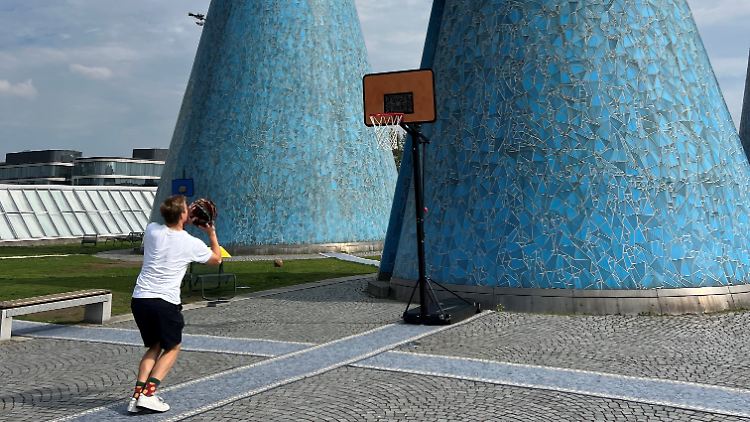 Teppich mal anders: Basketballspielen auf dem Dach der Bonner Bundeskunsthalle. 