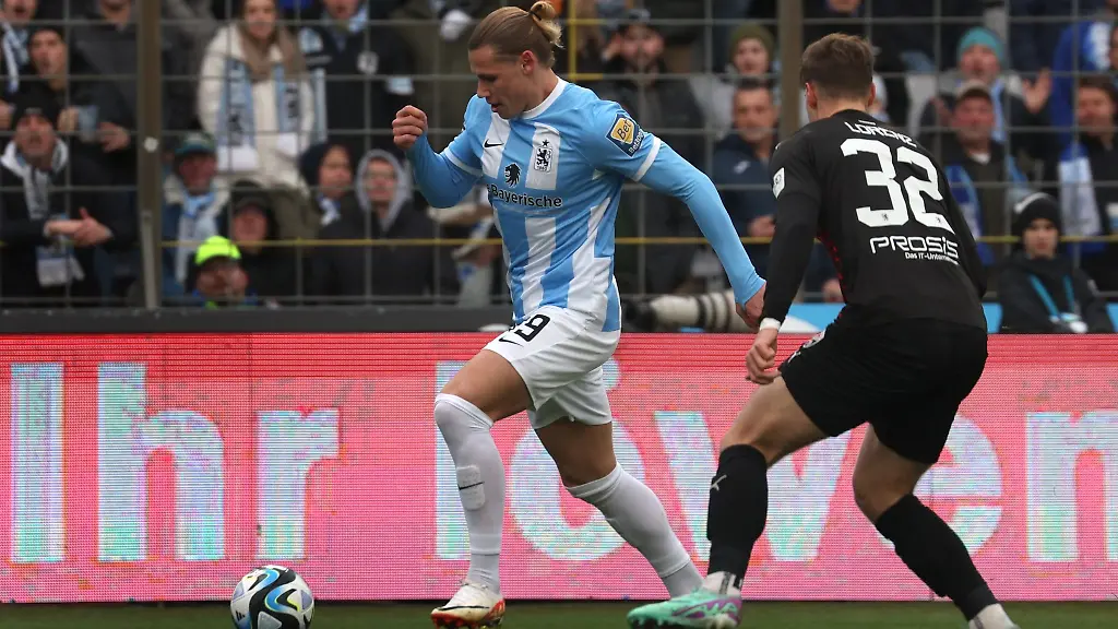 Fynn-Lakenmacher-l-von-1860-Muenchen-im-Zweikampf-mit-Simon-Lorenz-von-Ingolstadt