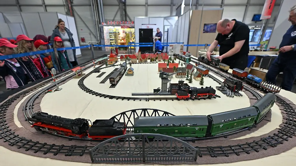 Lokomotiven-der-Spur-0-fahren-auf-einer-Anlage-des-Freundeskreis-Stadtilmer-Spielzeugbahnen