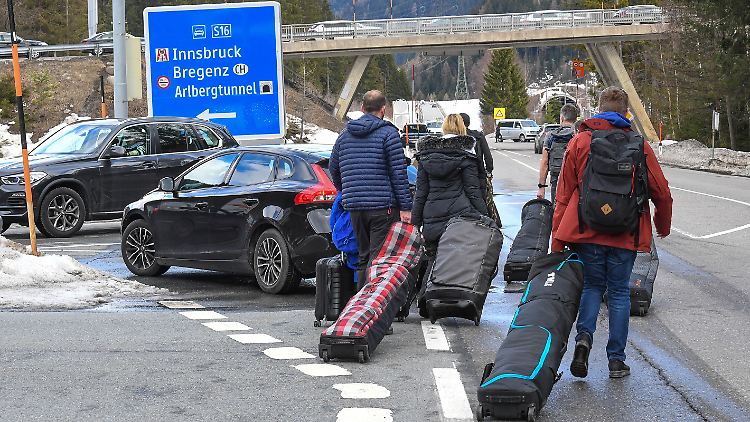Als Ischgl unter Quarantäne gestellt wurde, flohen viele Touristen in Scharen. Bis dahin wurde intensiv geurlaubt und gefeiert. 