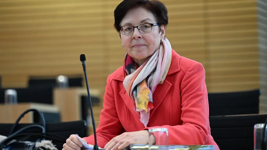 Heike-Taubert-SPD-Finanzministerin-von-Thueringen-waehrend-der-Sitzung-des-Thueringer-Landtags