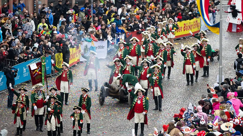 Gardisten-gruessen-mit-Helau-nachdem-sie-eine-Kanone-abgefeuert-haben