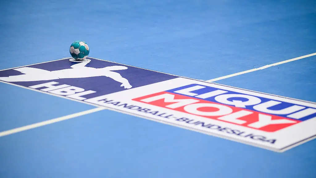 Ein-Ball-liegt-auf-dem-Logo-der-LIQUI-MOLY-Handball-Bundesliga