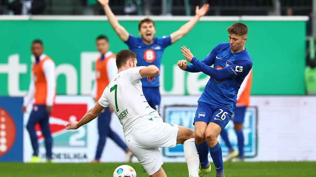 Der-Fuerther-Dennis-Srbeny-l-kaempft-mit-Gustav-Christensen-r-von-Hertha-BSC-um-den-Ball