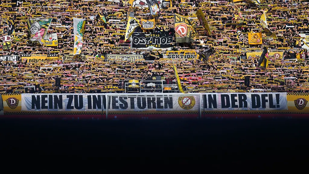 Ein-Banner-Nein-zu-Investoren-in-der-DFL-haengt-am-K-Block