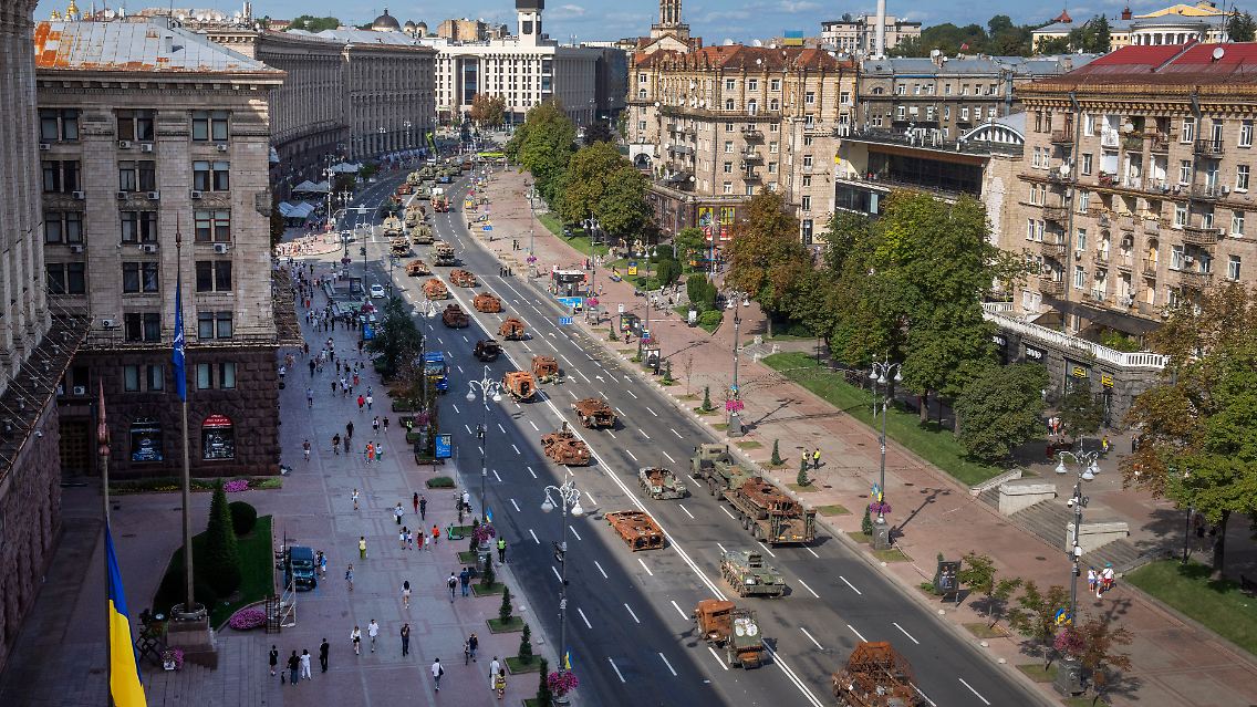 Russische Panzer und andere ausbrannte Militärfahrzeugen stehen auf dem Chreschtschatyk.