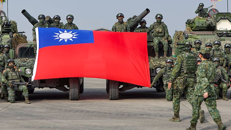 Soldaten halten eine taiwanesische Flagge während einer Militärübung im Januar 2023 in Kaohsiung. 