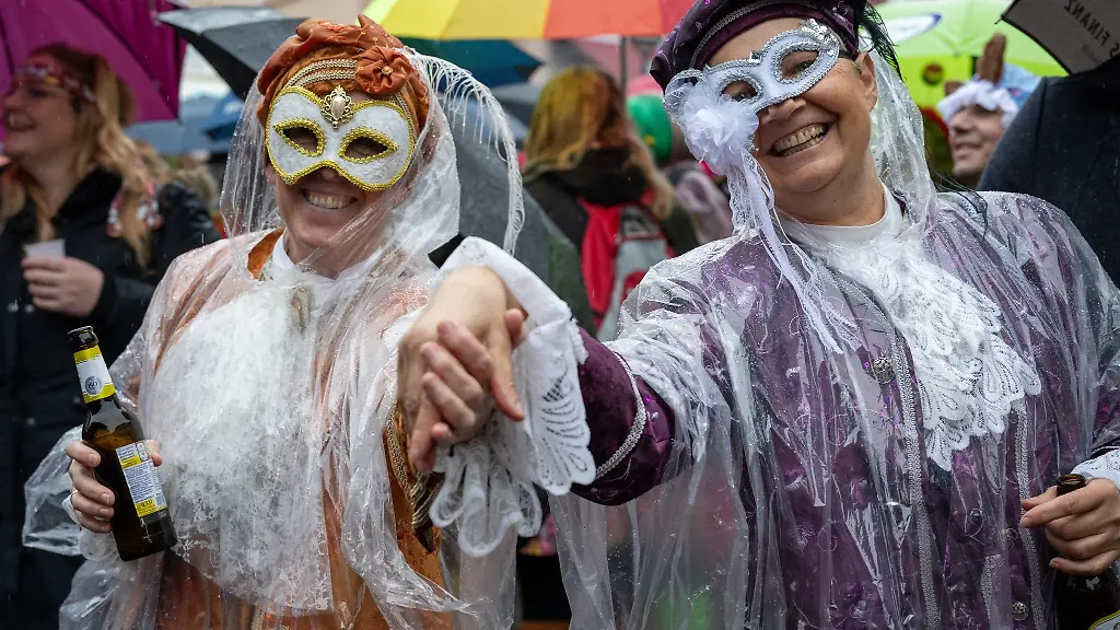 Moehnen-haben-auf-dem-Marktplatz-Wittlich-im-Regen-Weiberfastnacht-gefeiert