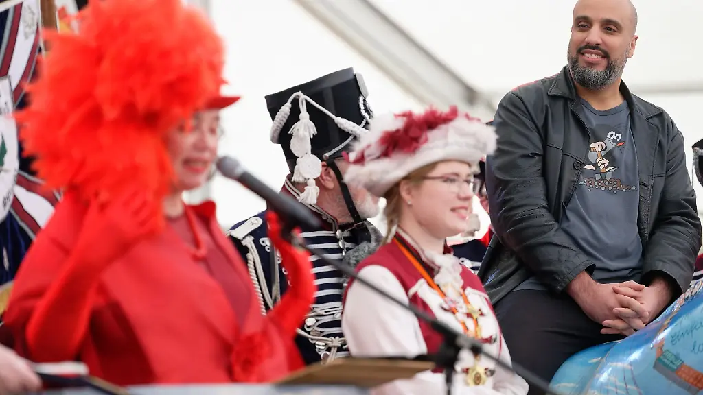 Komiker-Abdelkarim-r-hoert-der-Rede-der-Weseler-Buergermeisterin-Ulrike-Westkamp-zu