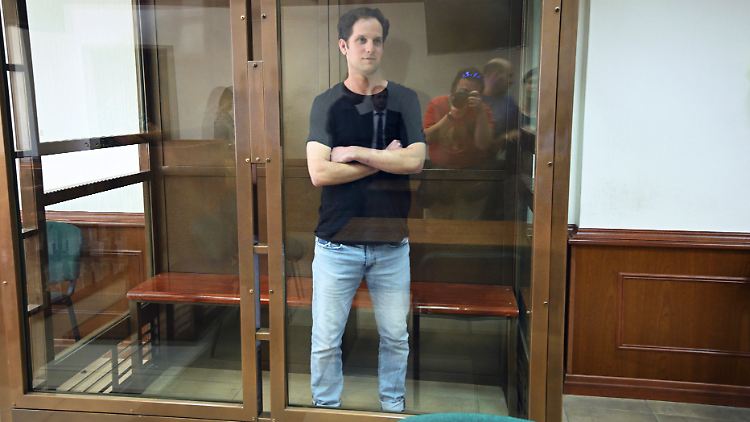 "Wall Street Journal"-Reporter Evan Gershkovich steht im Juni 2023 in einem Glaskäfig im Moskauer Stadtgericht. 