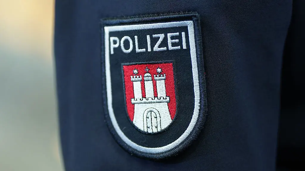 Das-Logo-der-Hamburger-Polizei-ist-auf-der-Kleidung-eines-Polizisten-zu-sehen
