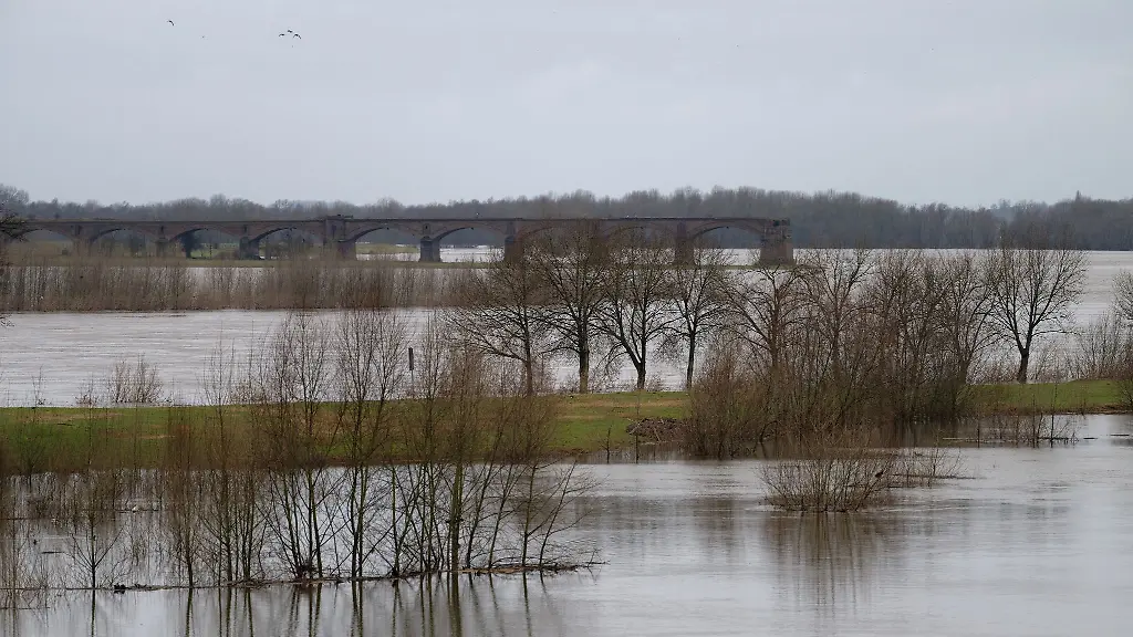 Der-Rhein-in-der-Naehe-von-Wesel-ueberflutet-nach-den-Regenfaellen-die-Wiesen-am-Ufer