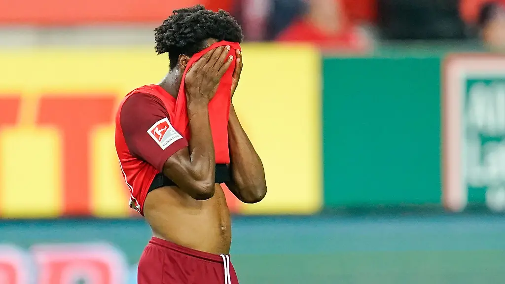 Kaiserslauterns-Dickson-Abiama-steht-nach-Spielende-auf-dem-Spielfeld