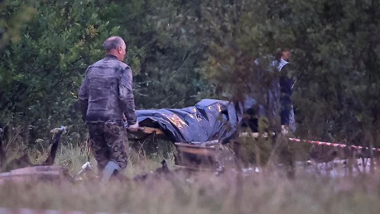 Den Absturz hat offiziellen Angaben zufolge niemand an Bord überlebt.  