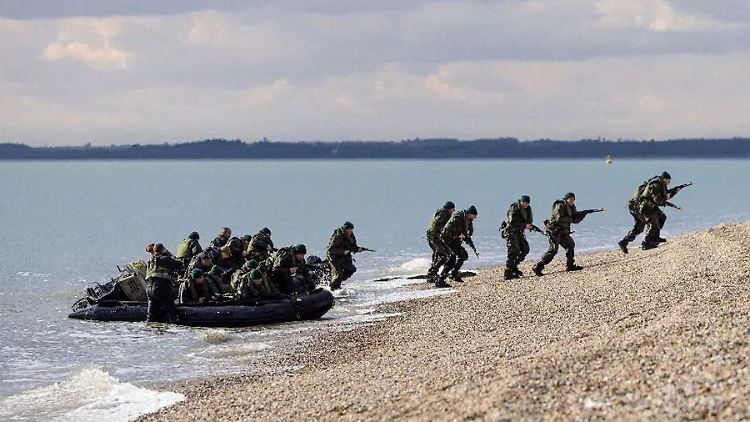 Ukrainische Spezialeinheiten beim Landungstraining in Großbritannien. 