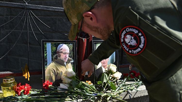 Vor dem Büro der Wagner-Gruppe in Nowosibirsk wurde ein Mahnmal für deren Führungsköpfe Jewgeni Prigoschin und Dimitri Utkin errichtet.