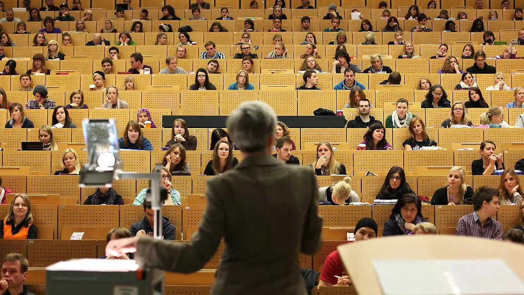 Eine-Professorin-haelt-in-einem-Hoersaal-der-Ruhr-Universitaet-eine-Vorlesung