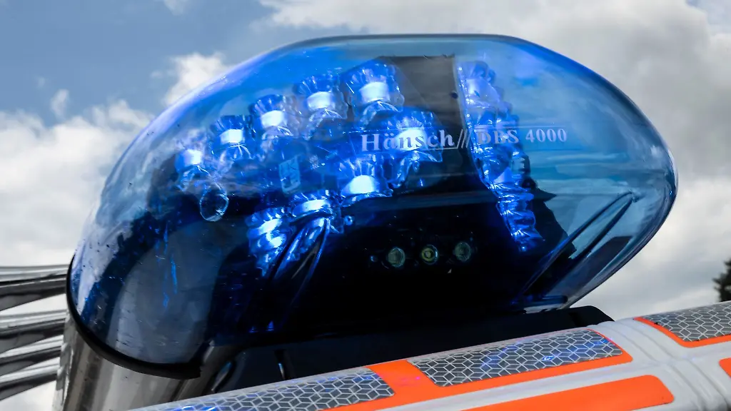 Ein-Notarztwagen-steht-an-einem-Einsatzort