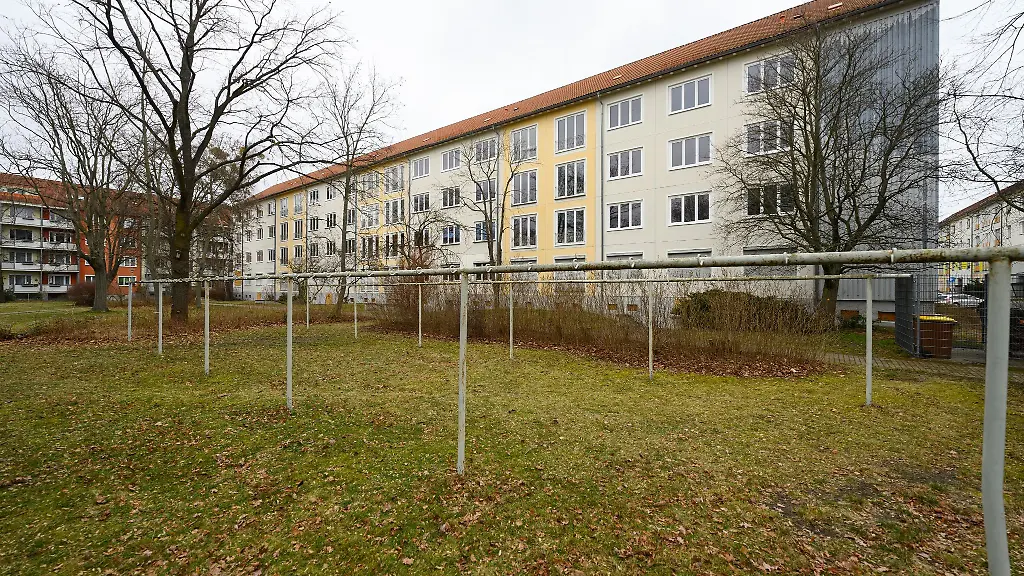 Blick-aus-einen-Wohnblock-an-der-Brigitte-Reimann-Strasse-im-Wohnkomplex-I
