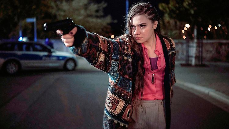 Nicht zu übersehen - die Krimi-Sommerpause ist vorbei: Hannah Schiller als Lana Stokowsky im neuen "Polizeiruf 110".