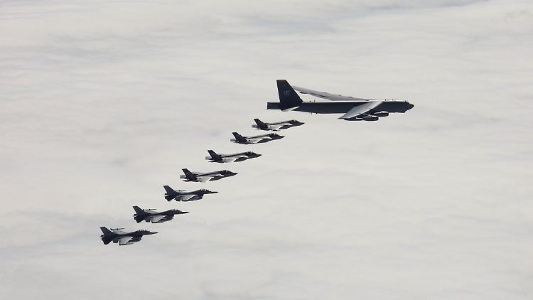 Norwegische F-16 und F-35 mit einer B-52. Wie viele Kampfjets Oslo nach Kiew liefert, ist bislang noch unklar.