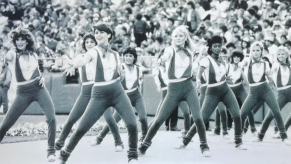 Angela-King-Mitte-als-Cheerleader-fuer-die-San-Francisco-49ers-in-den-1980er-Jahren