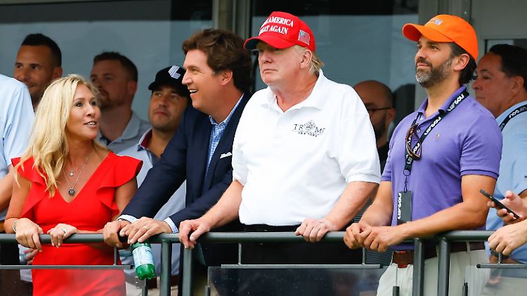 Der Ex-Präsident und Carlson bei einem Turnier auf Trumps Golfanlage in Bedminster, New Jersey.