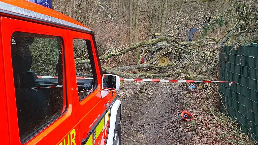 Ein-Einsatzfahrzeug-der-Feuerwehr-steht-auf-einem-Waldweg-an-einem-Absperrband-in-der-Naehe-von-Neustadt