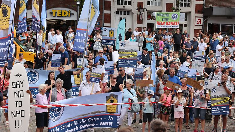 Millionen Besucher zieht es jährlich an die Küste. Sie sichern Arbeitsplätze in sonst eher kargen Regionen - so wie auf der Ostsee-Insel Fehmarn.