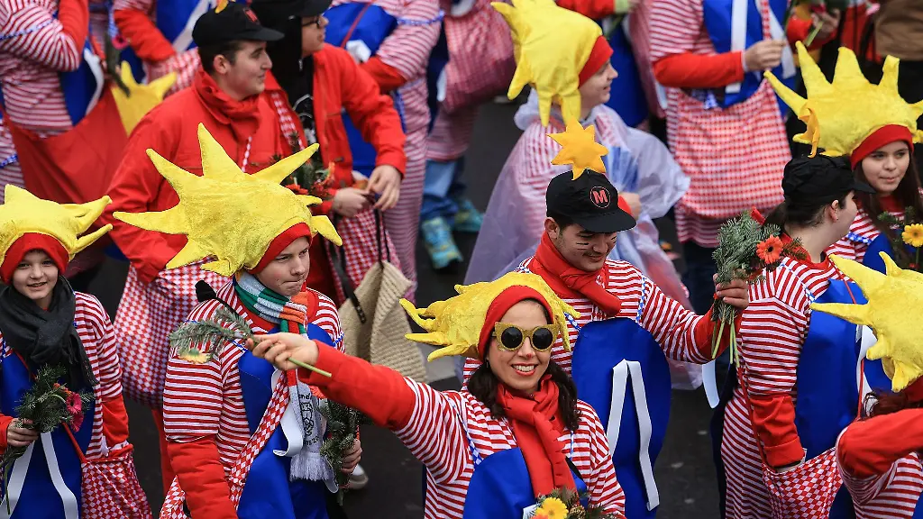 Als-Sonne-verkleidete-Lehrer-und-Schueler-nehmen-an-den-Schull-und-Veedelszoech-Schul-und-Stadtteilzuege-teil