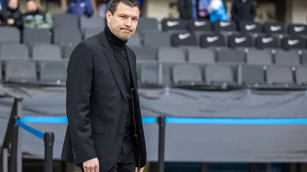 Benjamin-Weber-Sportdirektor-von-Hertha-BSC-betritt-in-schwarzer-Kleidung-das-Stadion