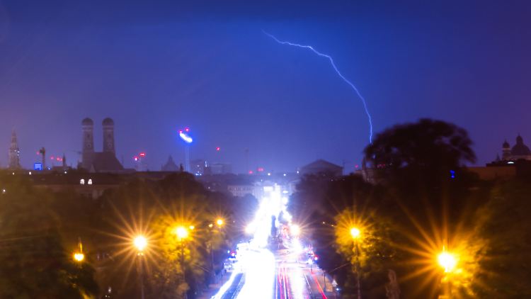 Blitze zucken über München.